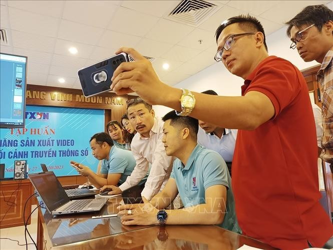Des reporters de la VNA participe à une formation sur la production de vidéos . Photo : VNA