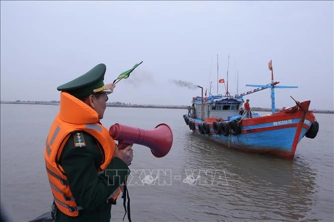 Les gardes-frontières de la province de Nam Dinh se sont illustrés non seulement dans la défense de la souveraineté territoriale, mais aussi dans la lutte active contre la pêche INN. Photo: VNA