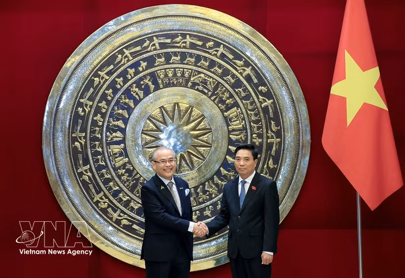 Le vice-président de l'Assemblée nationale vietnamienne, Nguyen Doan Anh (droite) et le secrétaire général de l'Assemblée interparlementaire de l'Association des nations de l'Asie du Sud-Est (AIPA), Chem Widhya. Photo: VNA