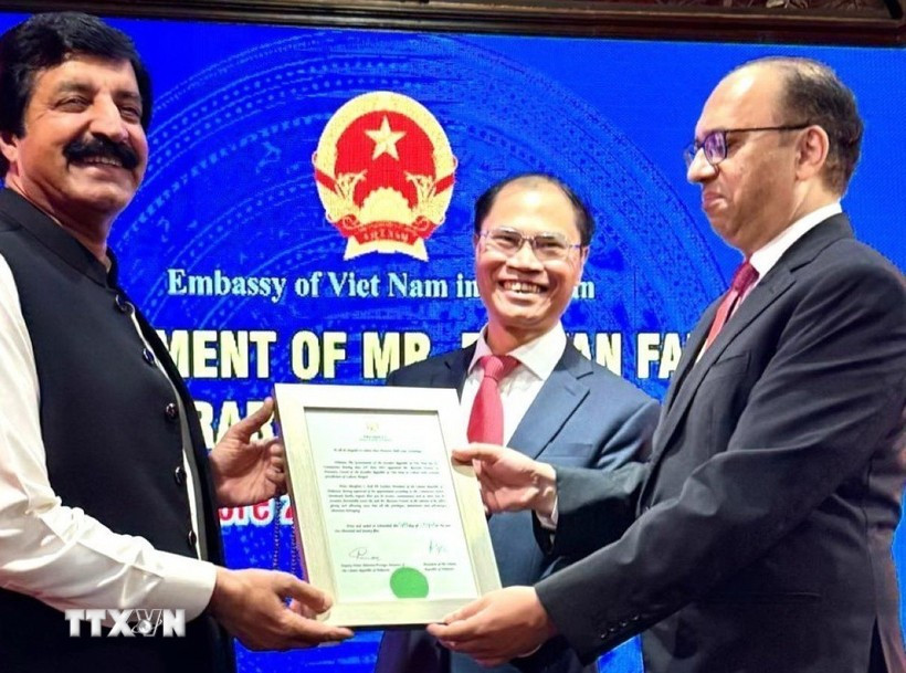 Remise de la décision nommant Rizwan Fareed, un homme d'affaires pakistanais respecté, au poste de consul honoraire du Vietnam. Photo: VNA