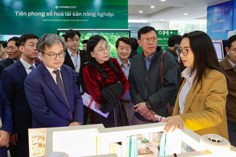 Des délégués visitent le stand de HanoTEX. Photo: VNA