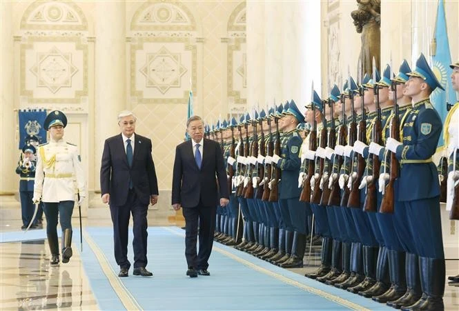 Cérémonie d’accueil en l’honneur du secrétaire général du PCV Tô Lâm au Kazakhstan. Photo: VNA