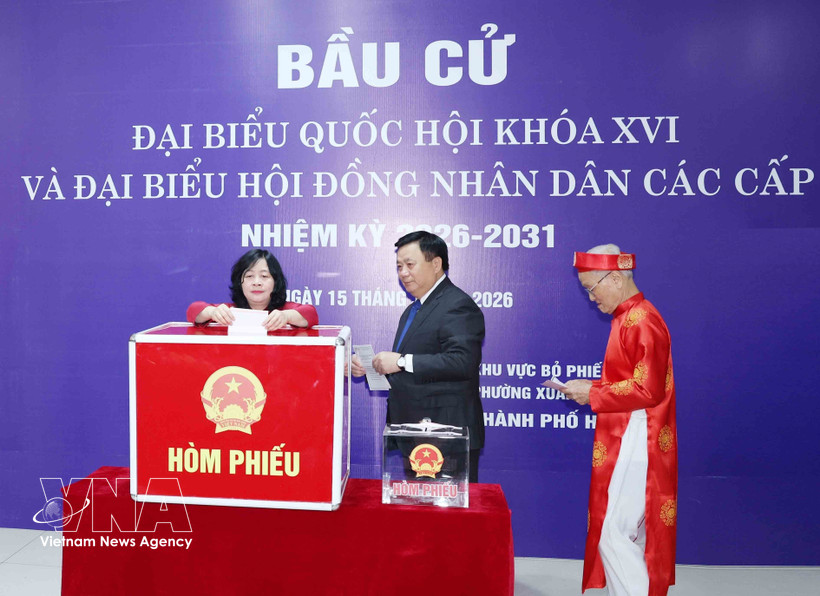 Bui Thi Minh Hoai, membre du Bureau politique, secrétaire du Comité central du Parti et présidente du Comité central du FPV, dépose son bulletin de vote dans l'urne. Photo: VNA
