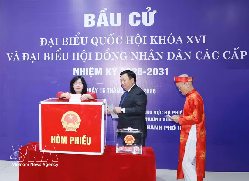 Bui Thi Minh Hoai, membre du Bureau politique, secrétaire du Comité central du Parti et présidente du Comité central du FPV, dépose son bulletin de vote dans l'urne. Photo: VNA