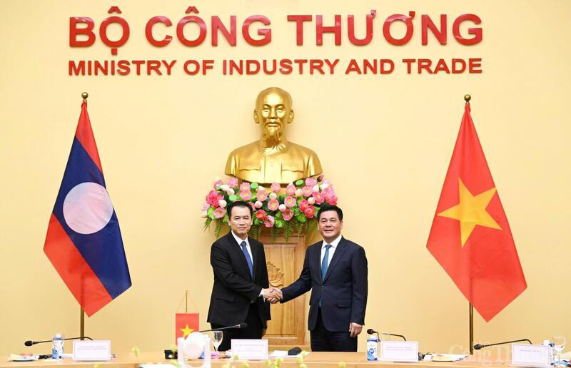 Le ministre de l'Industrie et du Commerce, Nguyen Hong Dien (droite) et son homologue lao, Malaithong Kommasith. Photo: VNA
