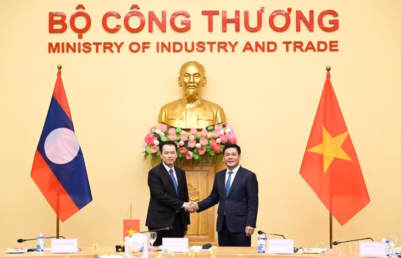 Le ministre de l'Industrie et du Commerce, Nguyen Hong Dien (droite) et son homologue lao, Malaithong Kommasith. Photo: VNA