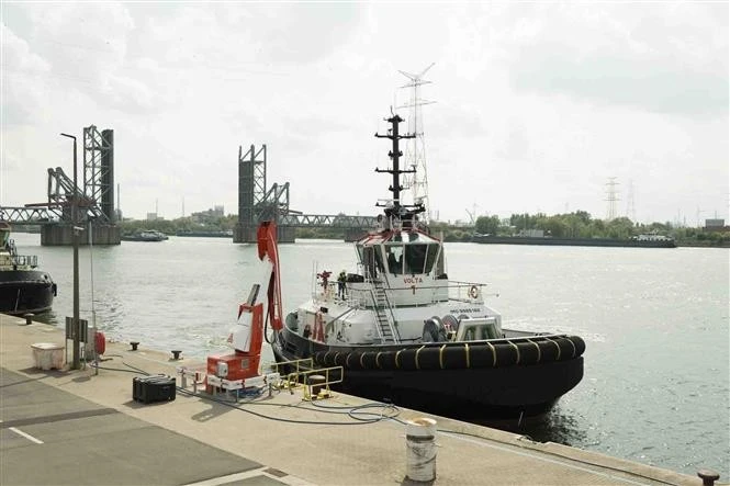 Le remorqueur électrique Volta 1 en service dans le port d'Anvers. Photo: VNA