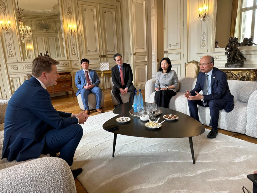 L’ambassadeur du Vietnam en France, Dinh Toan Thang (droite) rencontre le préfet de l’Hérault, François-Xavier Lauch. Photo: VNA