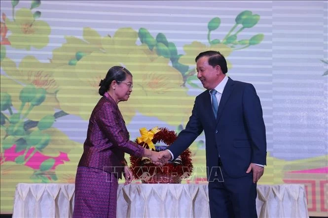 La présidente du Comité central du Front de solidarité pour le développement de la Patrie cambodgienne, Sam Dech Men Sam An remet un cadeau au président du Comité populaire de la province de Long An, Nguyen Van Ut. Photo: VNA