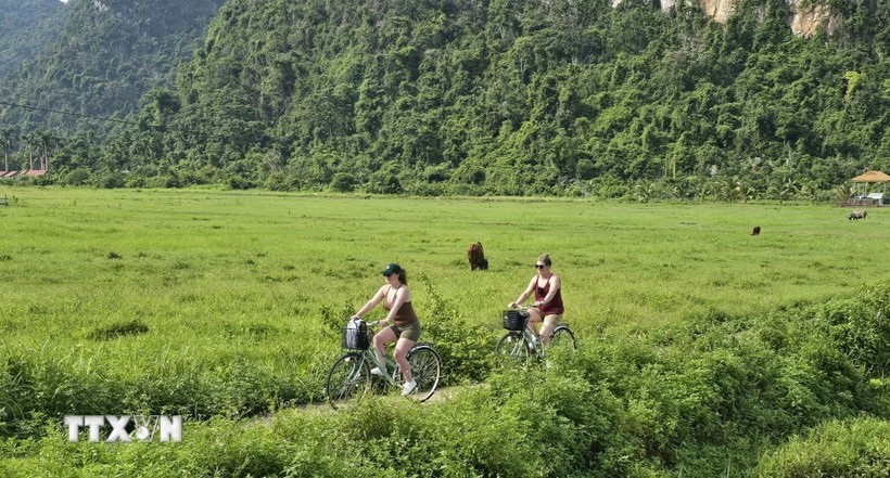 Entouré de paysages naturels préservés, le village séduit par son atmosphère paisible et l'authenticité de la vie quotidienne de ses habitants. Photo: VNA