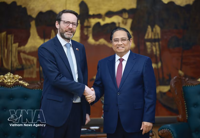 Le Premier ministre Pham Minh Chinh reçoit l’ambassadeur britannique Iain Frew. Photo: VNA