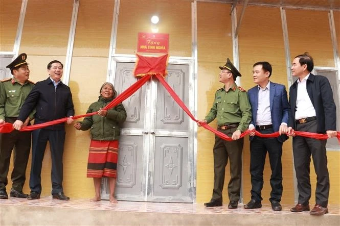 Lors de la cérémonie d'inauguration d'un nouveau foyer caritatif pour une famille défavorisée du district de Huong Hoa, province de Quang Tri. Photo : VNA