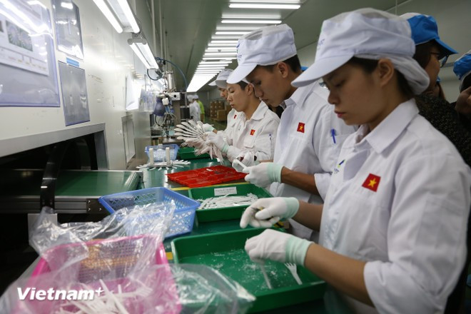 L’augmentation du taux de localisation de l’industrie de sous-traitance constitue un levier essentiel pour réduire la dépendance aux importations, renforcer la compétitivité et consolider les bases du développement industriel national. Photo: VNA