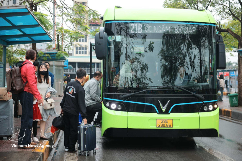 Hanoï propose une feuille de route pour convertir l'intégralité de sa flotte de bus aux énergies propres d'ici 2030. Photo: VNA