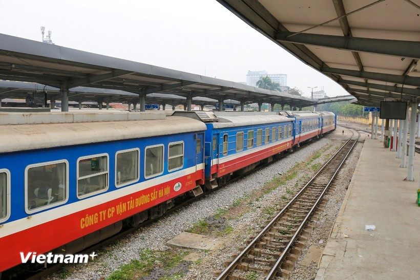 La Société par actions des chemins de fer du Vietnam a annoncé la suspension temporaire de dizaines de trains en raison des inondations et des glissements de terrain provoqués par le typhon Bualoi. Photo: VNA