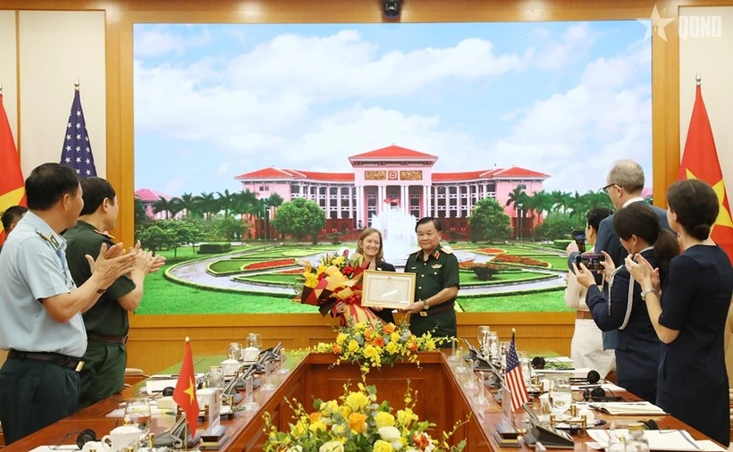 Le vice-ministre de la Défense, Hoàng Xuân Chiên remet le satisfecit à la directrice de l’USAID au Vietnam, Aler Grubbs. Photo: VNA