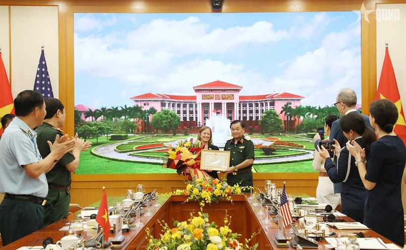 Le vice-ministre de la Défense, Hoàng Xuân Chiên remet le satisfecit à la directrice de l’USAID au Vietnam, Aler Grubbs. Photo: VNA