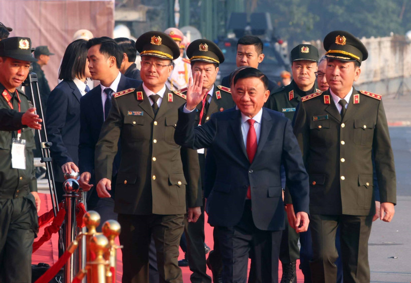 Tran Cam Tu, membre du Bureau politique, permanent du Secrétariat du Parti (au milieu) à la cérémonie de déploiement des forces afin d’assurer la sécurité absolue du XIVᵉ Congrès national du Parti. Photo: VNA