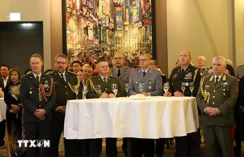Des délégués à la cérémonie marquant le 80e anniversaire de la fondation de l’Armée populaire du Vietnam à Berlin. Photo: VNA