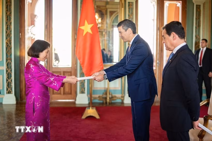 L’ambassadrice du Vietnam, Ngo Minh Nguyet, présente ses lettres de créance au président paraguayen, Santiago Peña Palacios. Photo: VNA