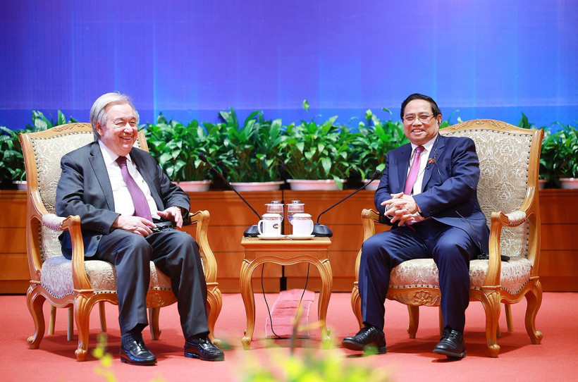 Le secrétaire général des Nations Unies, António Guterres et le Premier ministre Pham Minh Chinh (droite). Photo: VNA