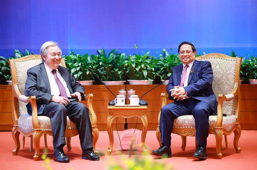Le secrétaire général des Nations Unies, António Guterres et le Premier ministre Pham Minh Chinh (droite). Photo: VNA