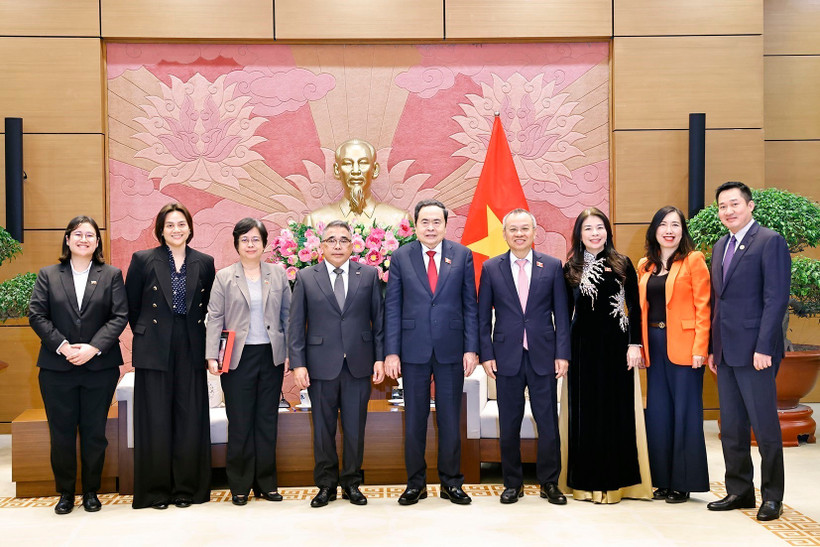 Le président de l’Assemblée nationale Tran Thanh Man (au milieu) et des délégués. PHoto: VNA