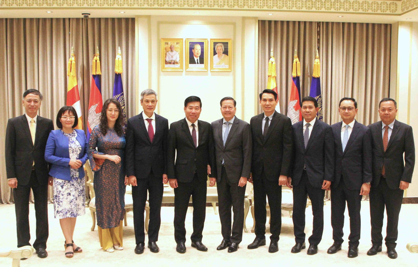 Le vice-ministre des Affaires étrangères, Nguyen Manh Cuong (5e à partir de la gauche) et le vice-Premier ministre cambodgien Neth Savoeun (6e) lors de leur rencontre à Phnom Penh. Photo: VNA