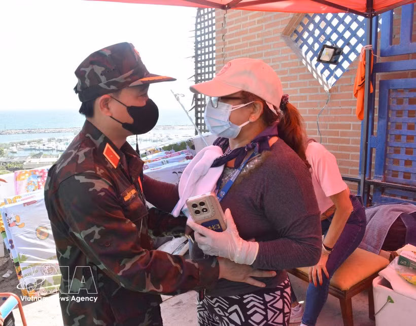 La mère vénézuélienne exprime sa gartitude envers les secouristes vietnamiens pour avoir aidée à retrouver et à récupérer le corps de sa fille dans les décombres. Photo: VNA