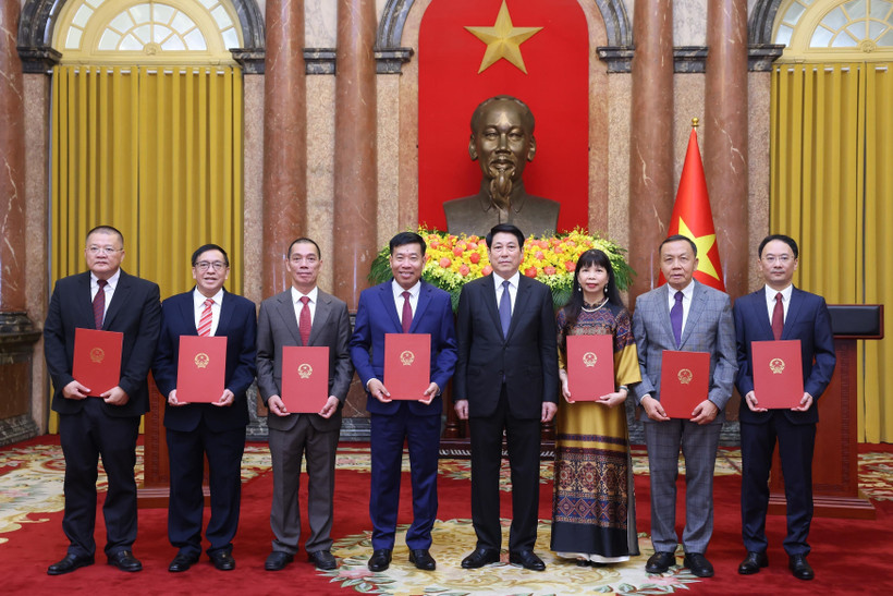 Remise de décissions à des nouveaux ambassadeurs. Photo: VNA