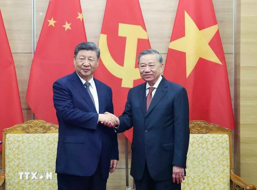 Le secrétaire général du PCV Tô Lâm (droite) et le leader chinois Xi Jinping. Photo: VNA