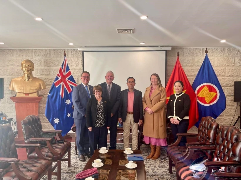 L'ambassadeur du Vietnam en Australie, Pham Hung Tam, et Logan K. Howlett, maire de la ville de Cockburn. Photo: VNA