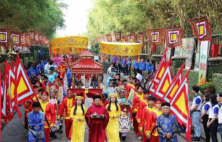 Le Premier ministre Pham Minh Chinh exhorte à organiser les fêtes printanières de 2025 de manière civilisée, sécuritaire et sans tomber dans le gaspillage. Photo: VNA