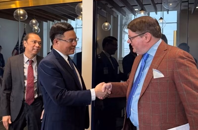 Le ministre par intérim de l'Industrie et du Commerce, Lê Manh Hung (gauche) rencontre le secrétaire d'État adjoint à l'Agriculture des États-Unis, Stephen Vaden. Photo: moit.gov.vn