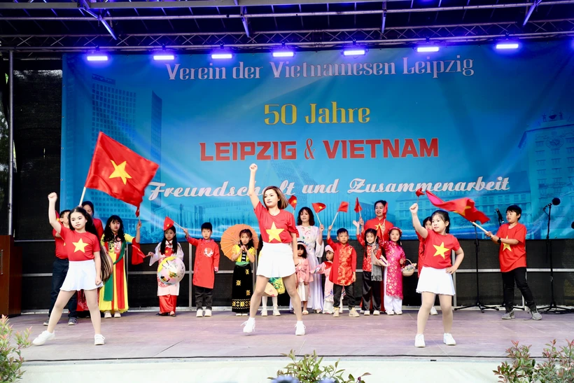 Un numéro artistique d'enfants vietnamiens dans le cadre de la « Journée de la culture vietnamienne » au zoo de Leipzig. Photo: VNA
