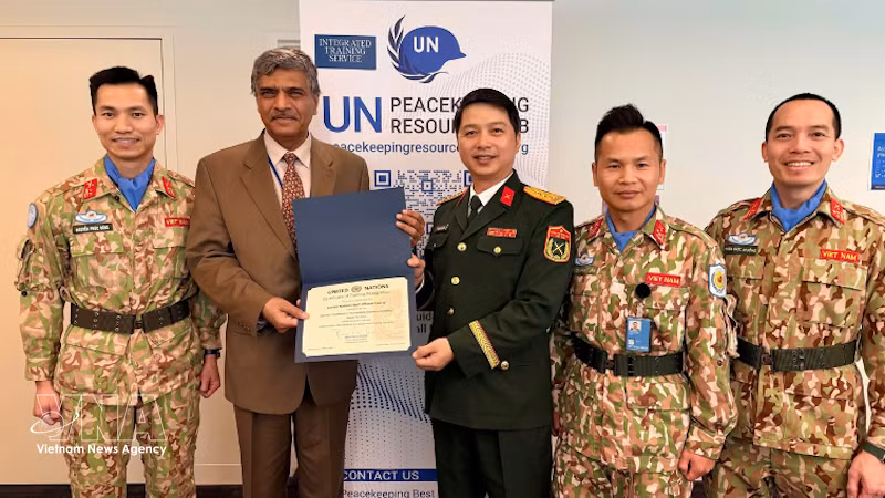 Remise du certificat des Nations Unies attestant que le cours UNSOC répond aux standards internationaux. Photo: VNA