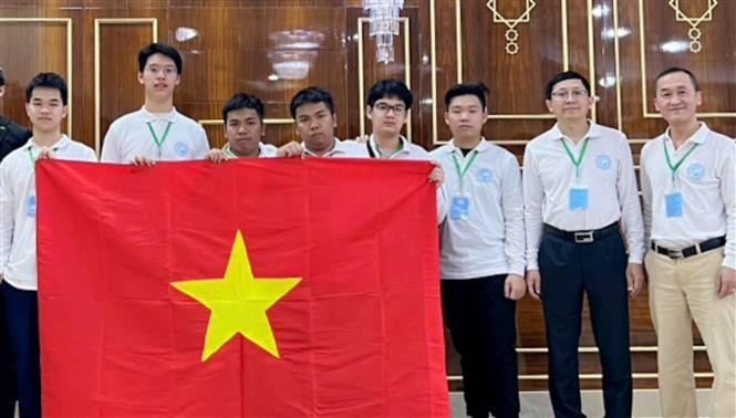 Les six élèves vietnamiens participant aux 2e Olympiades internationales de mathématiques pour lycéens au Turkménistan, ont remporté l'or. Photo: VNA