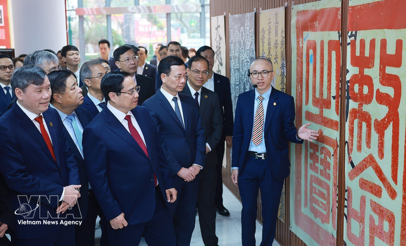 Le Premier ministre Pham Minh Chinh visite une exposition sur Han-Nom (écriture chinoise et démotique sino-vietnamienne) à l'Académie des sciences sociales du Vietnam. Photo: VNA