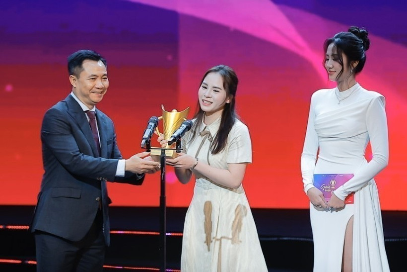 La tireuse Trinh Thu Vinh reçoit le trophée de la Sportive féminine de l’année. Photo : VNA