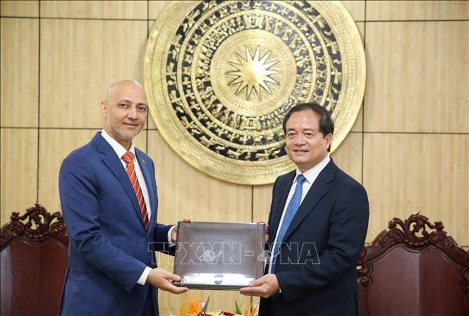 L’ambassadeur des Émirats arabes unis au Vietnam, Bader Almatrooshi (gauche), et le vice-président du Comité populaire de la province de Tây Ninh, Nguyên Hông Thanh. Photo: VNA