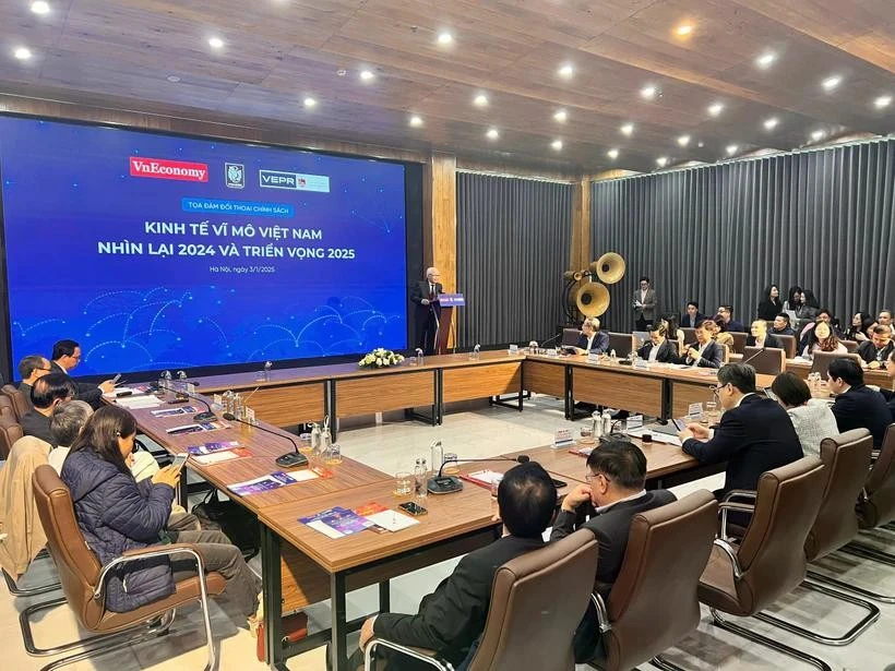 Colloque « La macroéconomie du Vietnam : retour sur 2024 et perspectives pour 2025 », tenu le 3 janvier à Hanoï. Photo: Vietnamplus