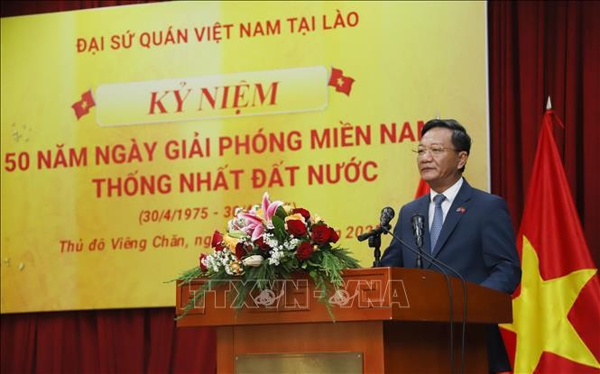 L'ambassadeur du Vietnam au Laos Nguyên Minh Tâm s'exprime à la cérémonie commémorative du 50e anniversaire de la Libération du Sud et de la Réunification nationale à Vientiane. Photo: VNA