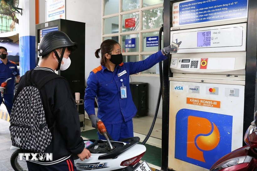 À 15 heures le 7 mars, les prix des carburants au Vietnam ont été fortement ajustés à la hausse. Photo: VNA