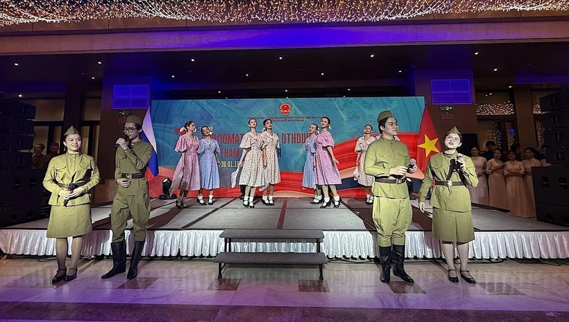 Spectacle en l'honneur du 75e anniversaire des relations Vietnam-Russie. Photo: VNA