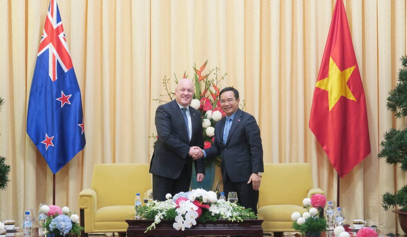 Le président du Comité populaire de Hô Chi Minh-Ville, Nguyen Van Duoc (droite) et le Premier ministre néo-zélandais Christopher Luxon. Photo: VNA