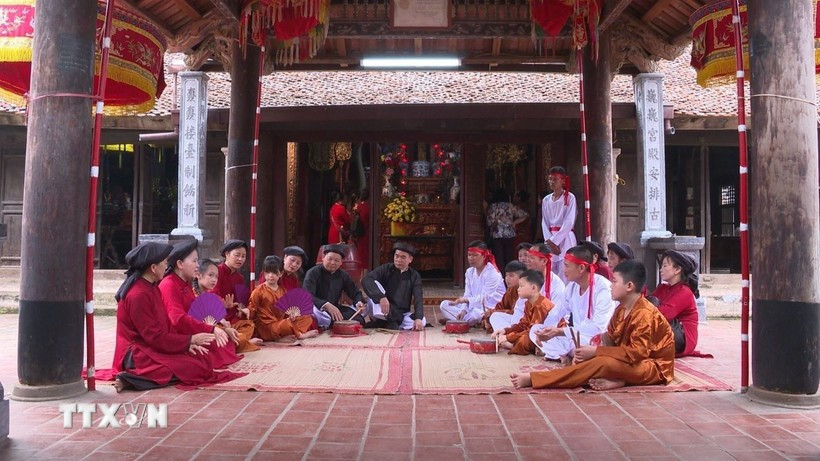 Des artisans de la commune de Hung Lô interprètent des chants Xoan. Photo: VNA