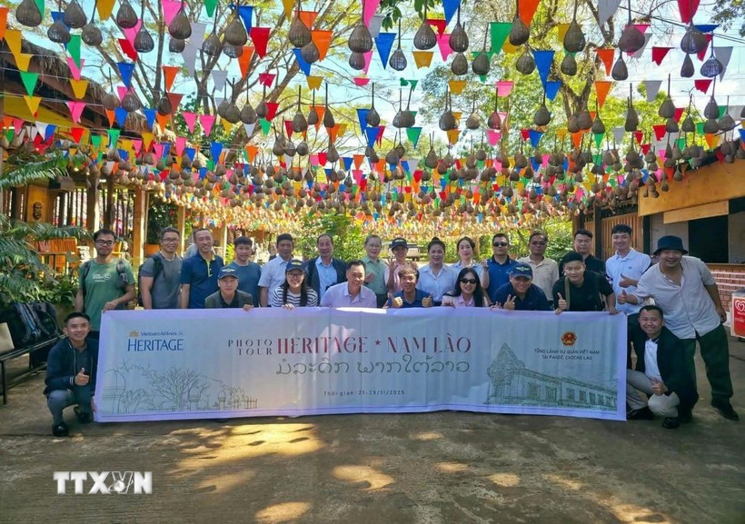 Des participants à « Photo tour ». Photo: VNA