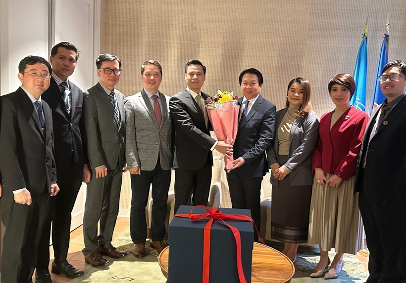 L'ambassadeur Dang Hoang Giang, chef de la Mission permanente du Vietnam auprès de l’ONU (5e de gauche) félicite la Mission permanente du Laos à l'occasion de son Nouvel An traditionnel. Photo: VNA