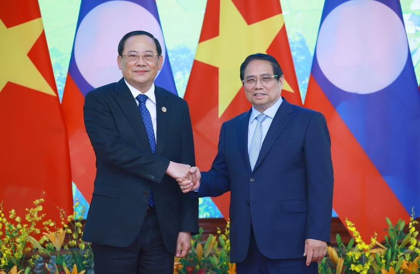 Le Premier ministre Pham Minh Chinh (droite) rencontre son homologue lao à l’occasion du Sommet du P4G à Hanoï. Photo: VNA