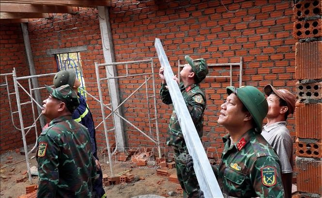 La campagne Quang Trung s'accélère pour offrir un toit avant le Nouvel An lunaire aux sinistrés de Quang Ngai. Photo: VNA